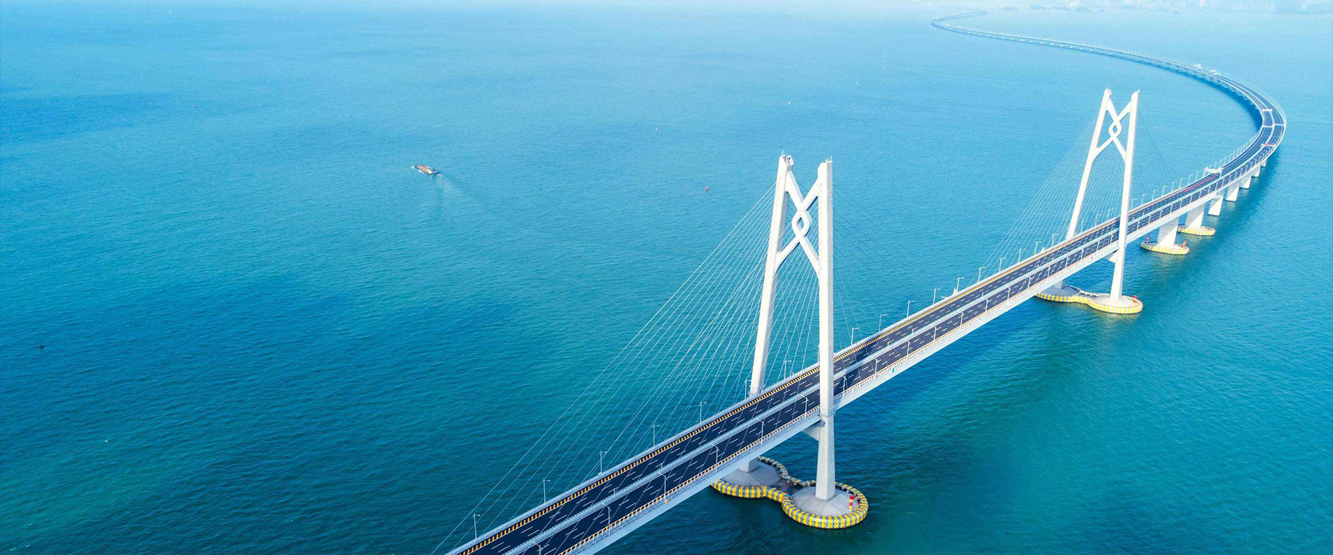 鐵路機車及橋梁